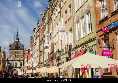 Ul Dluga Street (Long Street, la Via Reale) con caffè all'aperto di fronte al Golden Gate Città Vecchia entrata principale Danzica Polonia. Foto Stock