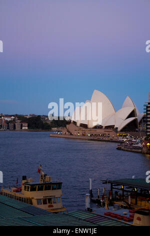 Sydney Opera House e traghetto a Circular Quay al crepuscolo e di notte al crepuscolo tramonto Sydney NSW Australia Foto Stock