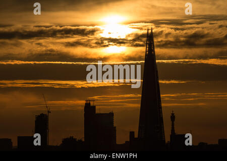 Londra, Regno Unito. 11 Maggio, 2015. Regno Unito: Meteo tramonto dietro l'edificio di Shard Credito: Guy Corbishley/Alamy Live News Foto Stock