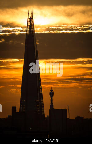 Londra, Regno Unito. 11 Maggio, 2015. Regno Unito: Meteo tramonto dietro l'edificio di Shard Credito: Guy Corbishley/Alamy Live News Foto Stock