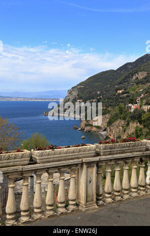 Penisola sorrentina verso Napoli da Vico Equense, Sorrento Penisola, Italia. Foto Stock