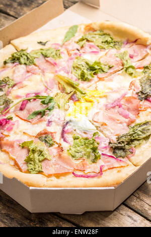 Pizza carbonara in scatola di cartone. Chiudere l immagine del fast food sfondo mangiare Foto Stock