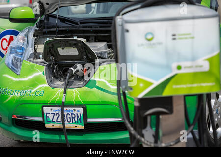 Auto elettrica la carica in corrispondenza di una stazione di ricarica. Foto Stock