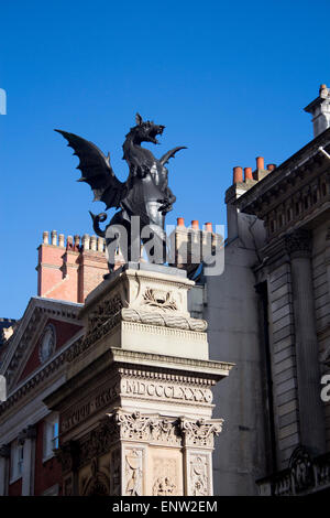 Temple Bar dragon scultura Fleet Street di ingresso e confine della città di Londra Inghilterra REGNO UNITO Foto Stock