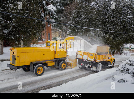 Rimozione della neve macchine chiamato 'Snow-Go' essendo utilizzato per cancellare le vie del paese nella zona centrale di stato di New York. Foto Stock