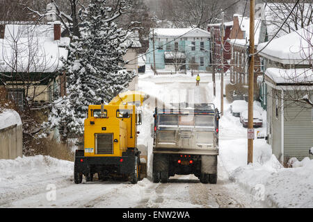 Rimozione della neve macchine chiamato 'Snow-Go' essendo utilizzato per cancellare le vie del paese nella zona centrale di stato di New York. Foto Stock