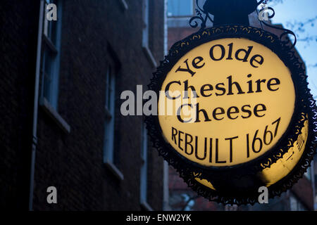 Ye Olde Cheshire Cheese circolare tradizionale segno pub al crepuscolo e di notte al crepuscolo Fleet Street City di Londra Inghilterra REGNO UNITO Foto Stock