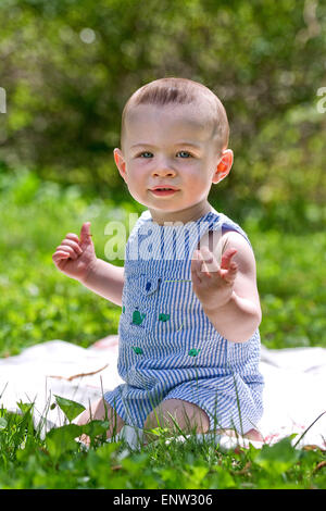 Carino baby boy al di fuori Foto Stock