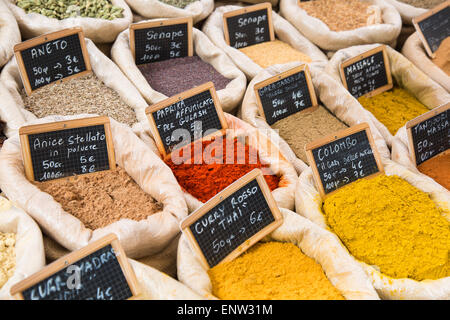 Varietà di spezie vendute nel mercato italiano nel corso di un festival popolare Foto Stock