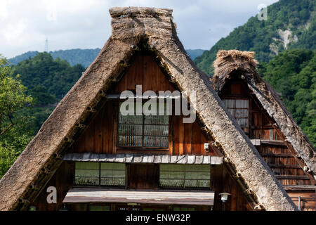Il tetto del gasshō-zukuri Case di villaggi tradizionali di Shirakawa-gō e Gokayama un villaggio tradizionale Foto Stock