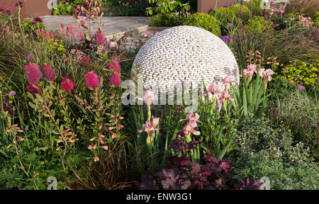 RHS Malvern spettacolo primaverile 2014, Blush progettato da Pip Probert spazi esterni Design Ltd aggiudicati in argento dorato Foto Stock