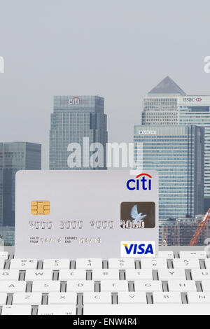 City Bank Visa card sulla tastiera di un computer con Canary Wharf Financial District in background Foto Stock