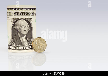 American un dollaro Banca nota con uno britannico pound coin Foto Stock