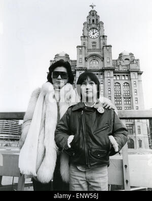 SEAN Lennon con Yoko Ono al di fuori del fegato edificio, Liverpool, nel 1984 Foto Stock