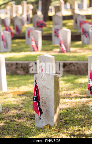 I marcatori di grave della guerra civile i veterani sono decorate con il banner in acciaio inox a Elmwood cimitero per contrassegnare Confederate Memorial Day Maggio 2, 2015 in Columbia, SC. Confederate Memorial Day è un ufficiale di stato in vacanza nella Carolina del Sud e onora quelli che ha servito durante la Guerra Civile. Foto Stock