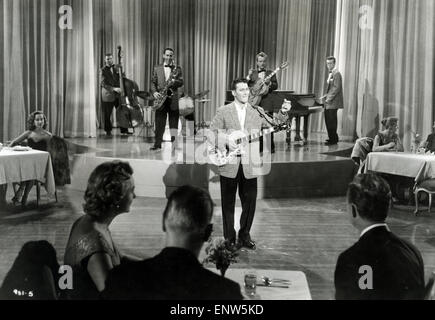 EDDIE FONTAINE (1927-1992) US cantante e attore TV come se stesso nel 1956 Twentieth Century Fox Film la ragazza non può aiutare l'IT Foto Stock