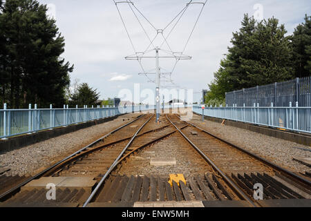 Linee del tram nel centro di Sheffield, punti di binari ferroviari inglesi Foto Stock