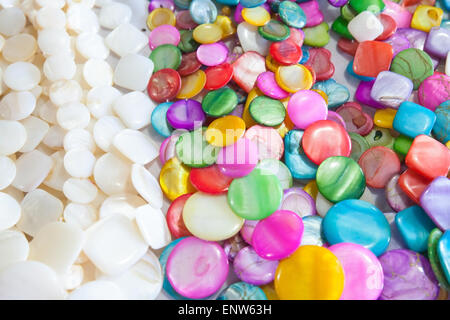 Cordoni di round pietre colorate giacciono sul contatore di souvenir shop sulla spiaggia nella Repubblica Dominicana Foto Stock