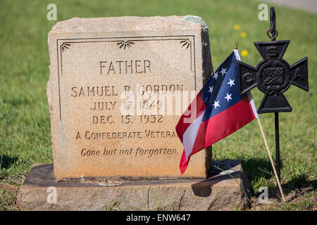 Il marcatore di grave di una guerra civile veterano confederato presso il Cimitero di Elmwood decorata con una bandiera su Confederate Memorial Day Maggio 2, 2015 in Columbia, SC. Confederate Memorial Day è un ufficiale di stato in vacanza nella Carolina del Sud e onora quelli che ha servito durante la Guerra Civile. Foto Stock