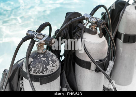 Fila di serbatoi di personale con aria compressa per utilizzo durante un immersioni Foto Stock