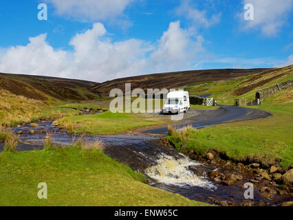 Romahome 25, piccolo camper parcheggiati in Swaledale, Yorkshire Dales National Park, North Yorkshire, Inghilterra, Regno Unito Foto Stock