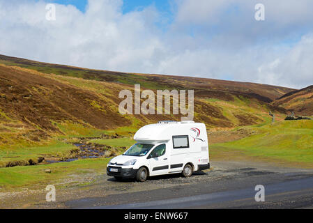 Romahome 25, piccolo camper parcheggiati in Swaledale, Yorkshire Dales National Park, North Yorkshire, Inghilterra, Regno Unito Foto Stock