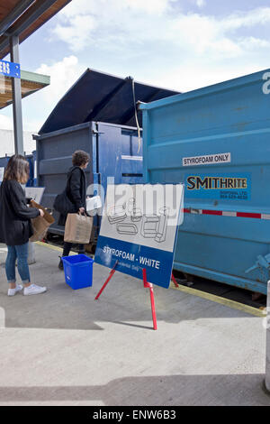 Styrofoam segno di riciclaggio e bin in Burnaby deposito di riciclaggio. Persone portando materiale da riciclare. Foto Stock