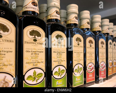 Olio d'oliva importato Display, Eataly Marketplace italiani, NYC Foto Stock