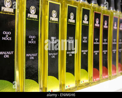 Olio d'oliva importato Display, Eataly Marketplace italiani, NYC Foto Stock