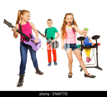 Raffreddare i ragazzi suonare strumenti musicali come gruppo rock Foto Stock