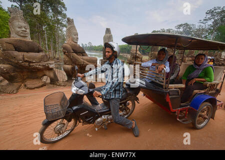 Viaggio in tuk tuk a Angkor Wat in Siem Reap, Cambogia Foto Stock