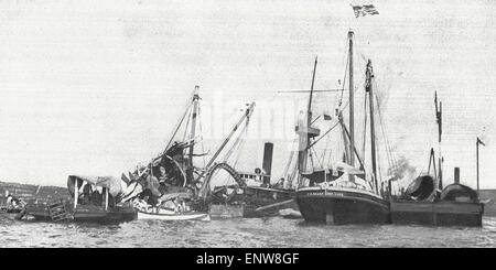 Vista fiancata del relitto della USS Maine, mostrando il Maine il fumaiolo su un accendino pronto per la spedizione. L'Avana, Cuba, 1898 Foto Stock