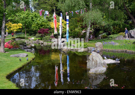 Londra, UK, 11 maggio 2015, le persone fanno la maggior parte di una giornata di sole in Holland Park con temperature che raggiungono i 22 gradi come scambiatore di calore previsto meteo per il resto della settimana. Credito: JOHNNY ARMSTEAD/Alamy Live News Foto Stock