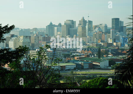 La mattina presto vista dei grattacieli e alti edifici moderni nel centro cittadino, Durban, città portuale del Sud Africa Foto Stock