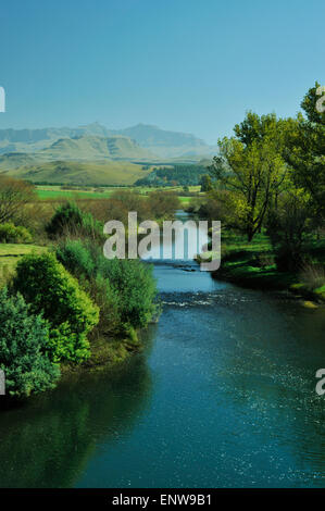 Vista in lontananza Hodgsons picchi in prossimità Sani passare oltre il fiume mZimkulu nel sud del Drakensberg, vicino alla cittadina di Underberg, KwaZulu-Natal Foto Stock