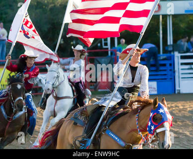 Cowgirls bandiere del cuscinetto alla cerimonia di apertura a Helotes Texas Cornyval PRCA Rodeo vicino a San Antonio Foto Stock