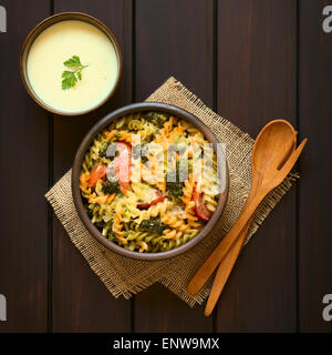 Tricolore al forno fusilli e vegetali (broccoli, pomodoro) casseruola nel recipiente rustico Foto Stock