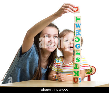 Bambina e madre divertirsi giocando cubi giocattoli Foto Stock