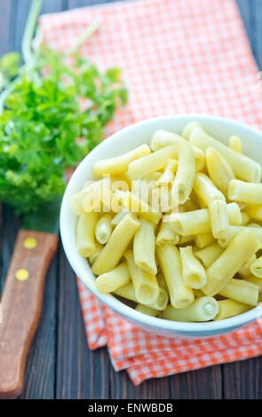 I fagioli in una terrina e su un tavolo Foto Stock