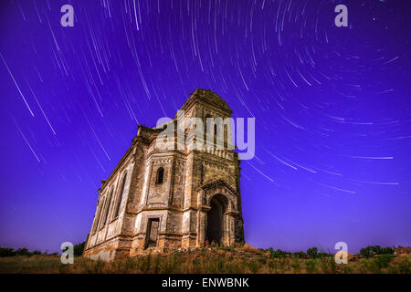 La vecchia chiesa battenti in tracce stellari sfondo Foto Stock