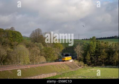 Galashiels, Regno Unito. 12 maggio 2015 frontiere ferroviarie, Galashiels, Regno Unito. Frontiere Test di rampa Rete ferroviaria DBSO rampa 9702 visto sulle nuove frontiere della linea ferroviaria questa mattina, esce Bowshank tunnel sul percorso verso la stazione Tweedbank Credito: Rob grigio/Alamy Live News Foto Stock