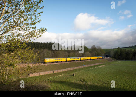 Galashiels, Regno Unito. 12 maggio 2015 frontiere ferroviarie, Galashiels, Regno Unito. Frontiere Test di rampa Rete ferroviaria DBSO rampa 9702 visto sulle nuove frontiere della linea ferroviaria questa mattina, esce Bowshank tunnel sul percorso verso la stazione Tweedbank Credito: Rob grigio/Alamy Live News Foto Stock