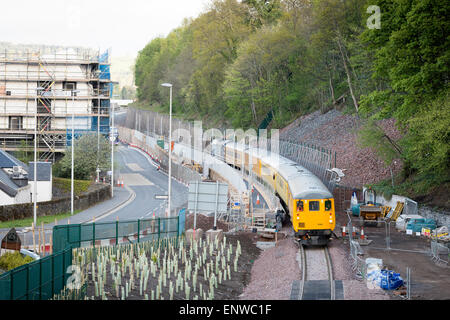 Galashiels, Regno Unito. 12 maggio 2015 frontiere ferroviarie, Galashiels, Regno Unito. Frontiere Test di rampa Rete ferroviaria DBSO rampa 9702 visto sulle nuove frontiere della linea ferroviaria questa mattina, questa immagine catturata in Galashiels, come la locomotiva passa quello che sarà il nuovo interscambio /stazione nel complesso Ladhope Vale. Sulla strada per Tweedbank. Credito: Rob grigio/Alamy Live News Foto Stock