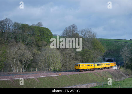 Galashiels, Regno Unito. 12 maggio 2015 frontiere ferroviarie, Galashiels, Regno Unito. Frontiere Test di rampa Rete ferroviaria DBSO rampa 9702 visto sulle nuove frontiere della linea ferroviaria questa mattina, esce Bowshank tunnel sul percorso verso la stazione Tweedbank Credito: Rob grigio/Alamy Live News Foto Stock