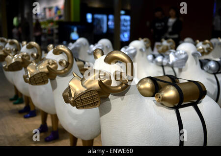 Pechino, Cina. 11 Maggio, 2015. Foto scattata il 11 Maggio 2015 mostra le sculture di capra ad un centro commerciale di Pechino, capitale della Cina. Un totale di 100 sculture di capra indossando maschere antigas, trasportare bombole di ossigeno sono in mostra in un centro commerciale di Pechino di recente. Essi sono anche disponibili per l'acquisto, con un prezzo di 15.000 yuan (2,417 dollari USA) per ciascuno. © Hu Qingming/Xinhua/Alamy Live News Foto Stock