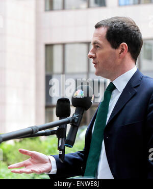 Bruxelles, Belgio. Il 12 maggio 2015. La Gran Bretagna è il Cancelliere dello Scacchiere George Osborne parla a premere come egli arriva a partecipare a un'Unione europea (UE) ministri delle finanze riuniti presso la sede centrale dell'UE a Bruxelles, Belgio, 12 maggio 2015. Credito: Zhou Lei/Xinhua/Alamy Live News Foto Stock