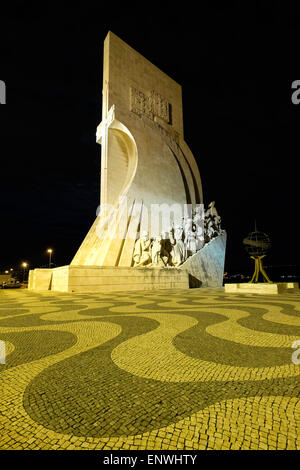 Il Monumento alle Scoperte, Padrao dos Descobrimentos di notte, Belem, Lisbona, Portogallo Foto Stock