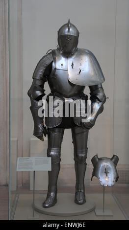 Giostre Armor e Matching Half-Shaffron. Acciaio, lega di rame, pelle peso. Dal tedesco. 1580-90. Foto Stock