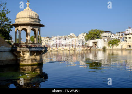 Ponte sul lago Pichola in Udaipur India Foto Stock