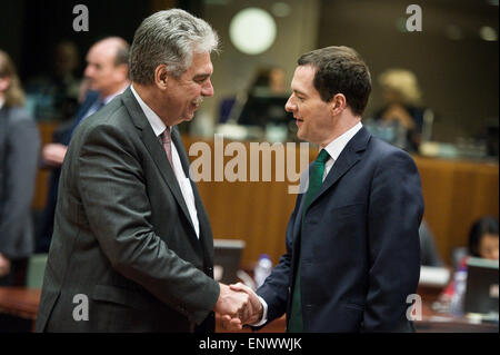 Bruxelles, BXL, Belgio. Il 12 maggio 2015. In Austria il Ministro delle finanze Hans Joerg Schelling (L) e il Cancelliere dello scacchiere britannico George Osborne (R) prima dell'Unione europea i ministri delle Finanze riuniti () del Consiglio ECOFIN al Consiglio Europeo con sede a Bruxelles, in Belgio, il 12.05.2015 il giorno prima della riunione dell'Eurogruppo non ha prodotto alcun accordo per sbloccare l'ultima tranche di Grecia del bailout ma vi è stato un cauto ottimismo che un accordo potrebbe essere a portata di mano. Credito: ZUMA Press, Inc./Alamy Live News Foto Stock